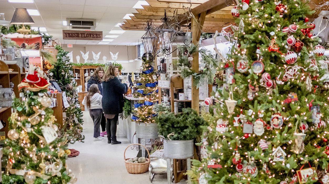 Sunday, November 24, 2024 was Holiday Preview and many downtown businesses were open with specials. They were also stopping spots to get the Chamber Punch card stamped to be eligible to win $500.