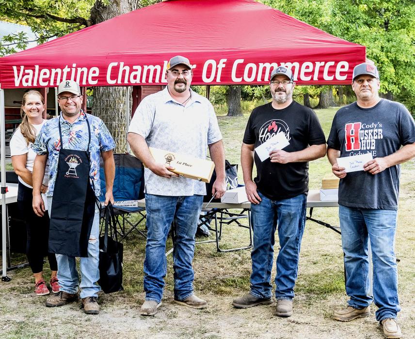 Pictured are the winners in the Chicken category, from L to R: Host Deanne Holmes Monroe; People’s Choice, Tom Monroe; first place, Elliott Swezey; second place, Jason Hoebelheinrich; third place, Husker Hub.