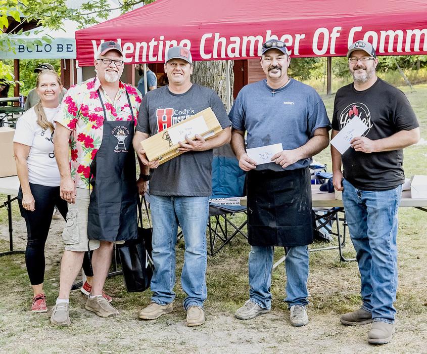 Pictured are the winners in the Beef category, from L to R: Host Deanne Holmes Monroe; People’s Choice, Rick Holmes; first place, Husker Hub; second place, James Swezey; third place, Jason Hoebelheinrich.