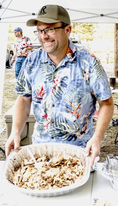 Tom Monroe had the People’s Choice chicken shredded and ready to serve. Photos by Laura Vroman