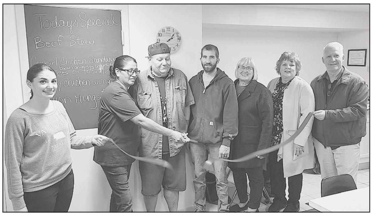 Photo by Laura Vroman Pictured are from L to R: Ann Kruger, Faren Mitchel and husband Jimmy Case, Max Eggert, Nadeane Allard, Carolyn Petersen, and Dean Jacobs.
