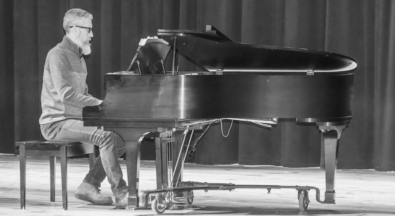 Jeff McQuistan plays, How Great Thou are.