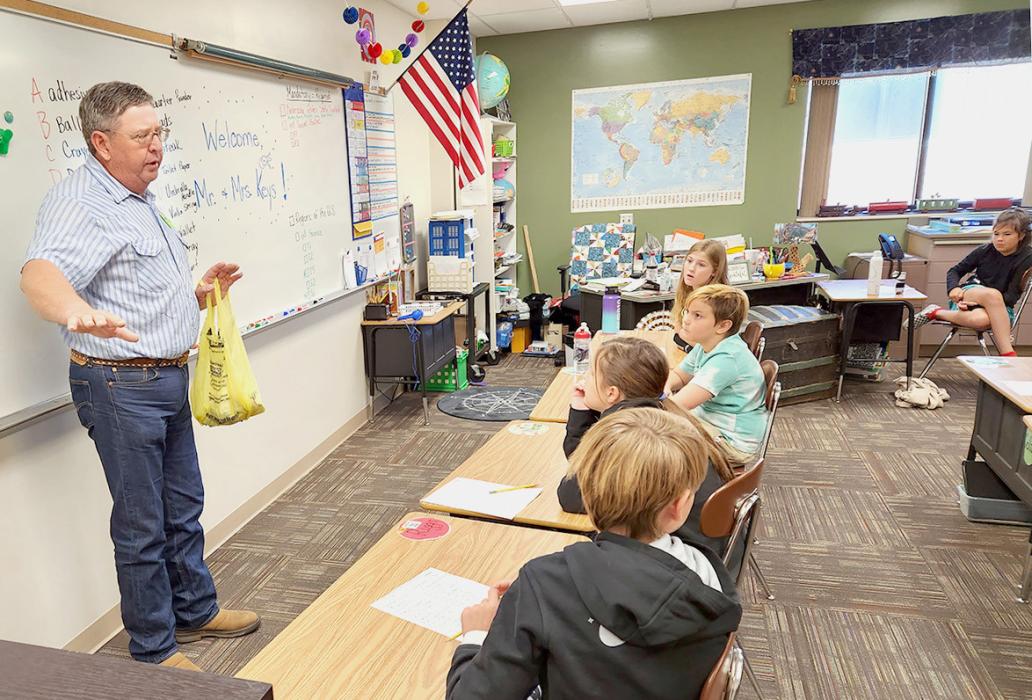 AITC penpal Kerry Keys of Elsmere plays “Stump the Rancher” with the fourth graders of Ogallala.
