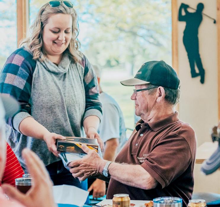 Executive Director Elysabeth Kierl gave Ken Stephens his golf prize. Stephens, of KEG Herefords, also received the Producer of the Year award.