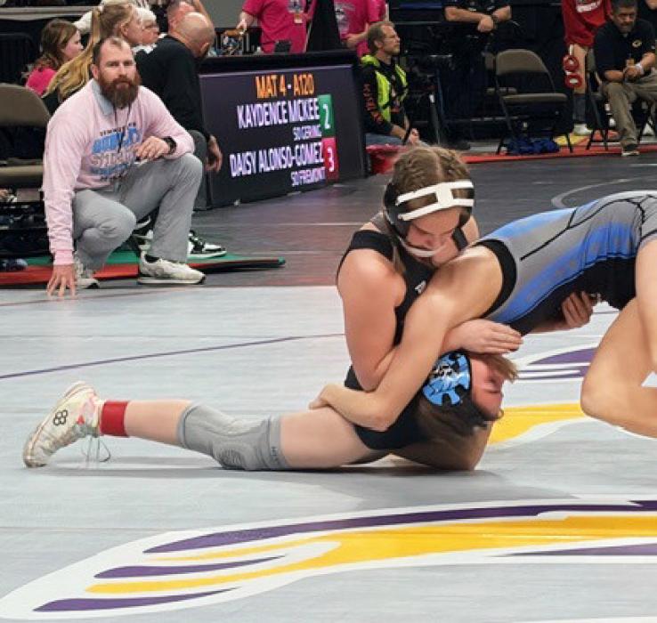 Danika Janssen goes for the sprawl in the 120#.