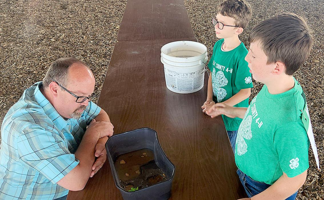 Boe Tetherow and Cash Jenkins visit with Judge David Lott on their turtles.