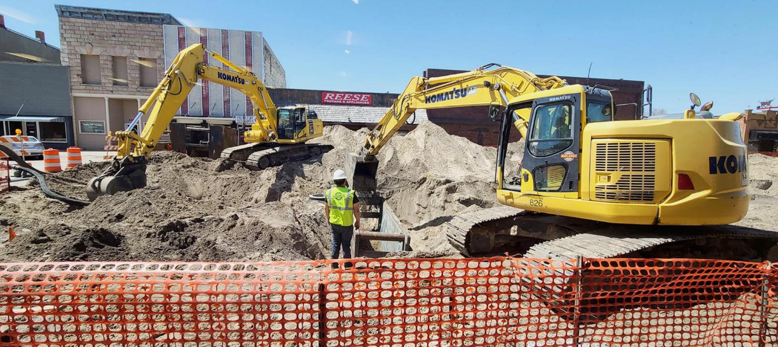 The crews are busy putting dirt back where it belongs. This view is west, in the middle of the block between Second and Third Streets.